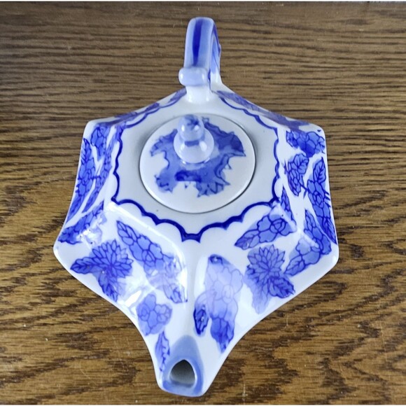 Vintage Cobalt Blue and White Mini Porcelain Teapot from the Bombay Co. - Picture 5 of 7